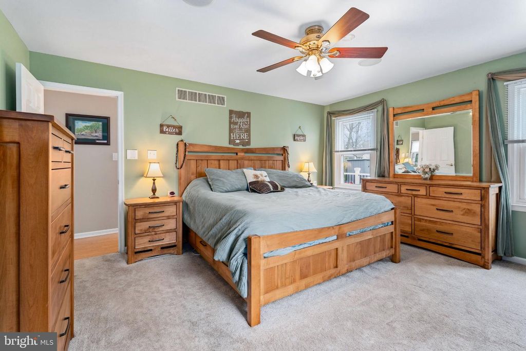 Image 17 of property listing at 2 GREEN MEADOW CT, Newark, DE 19711