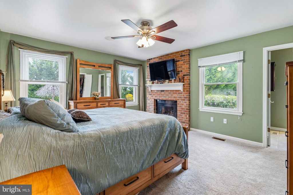 Image 18 of property listing at 2 GREEN MEADOW CT, Newark, DE 19711