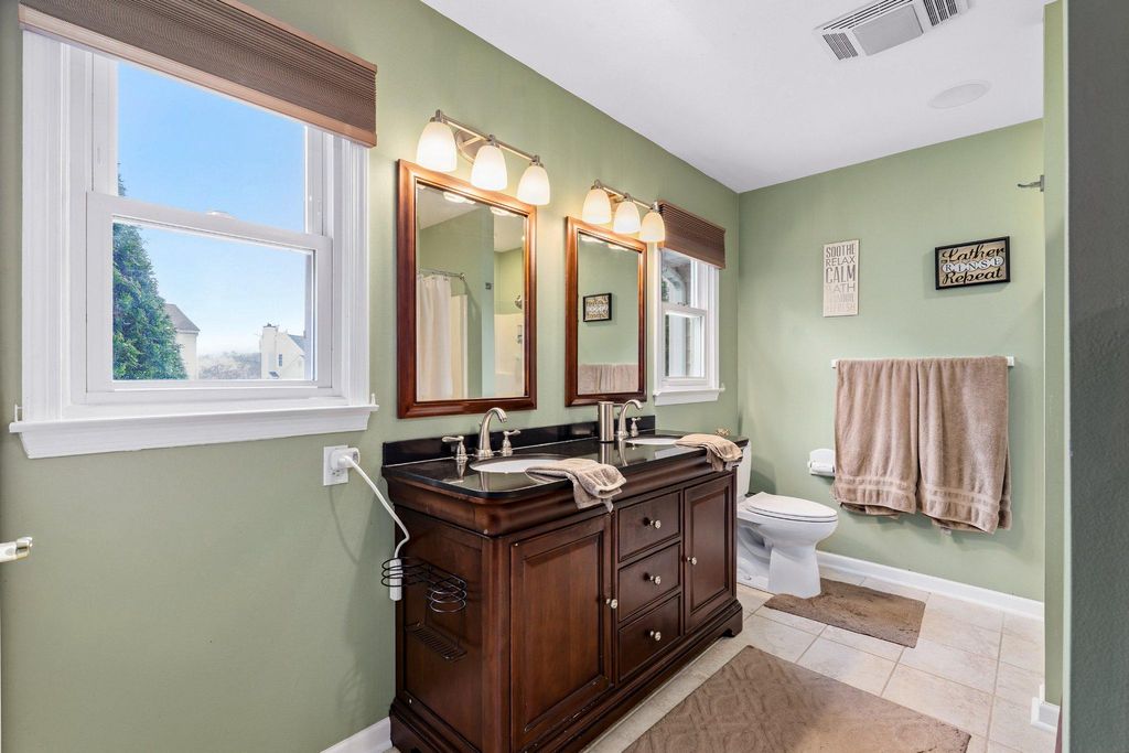 Image 19 of property listing at 2 GREEN MEADOW CT, Newark, DE 19711