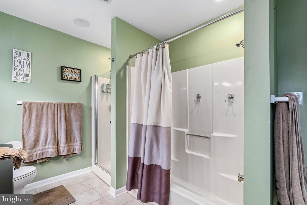 Image 20 of property listing at 2 GREEN MEADOW CT, Newark, DE 19711