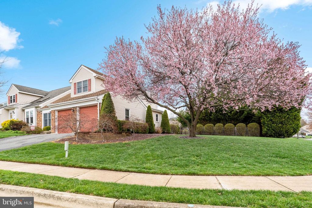 Image 3 of property listing at 2 GREEN MEADOW CT, Newark, DE 19711