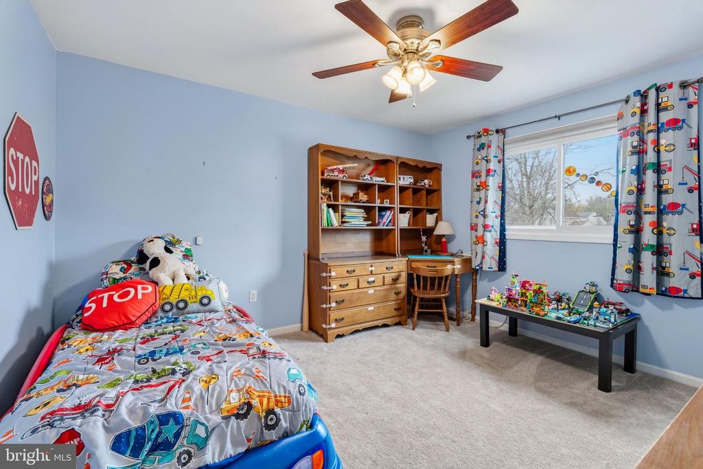 Image 23 of property listing at 2 GREEN MEADOW CT, Newark, DE 19711