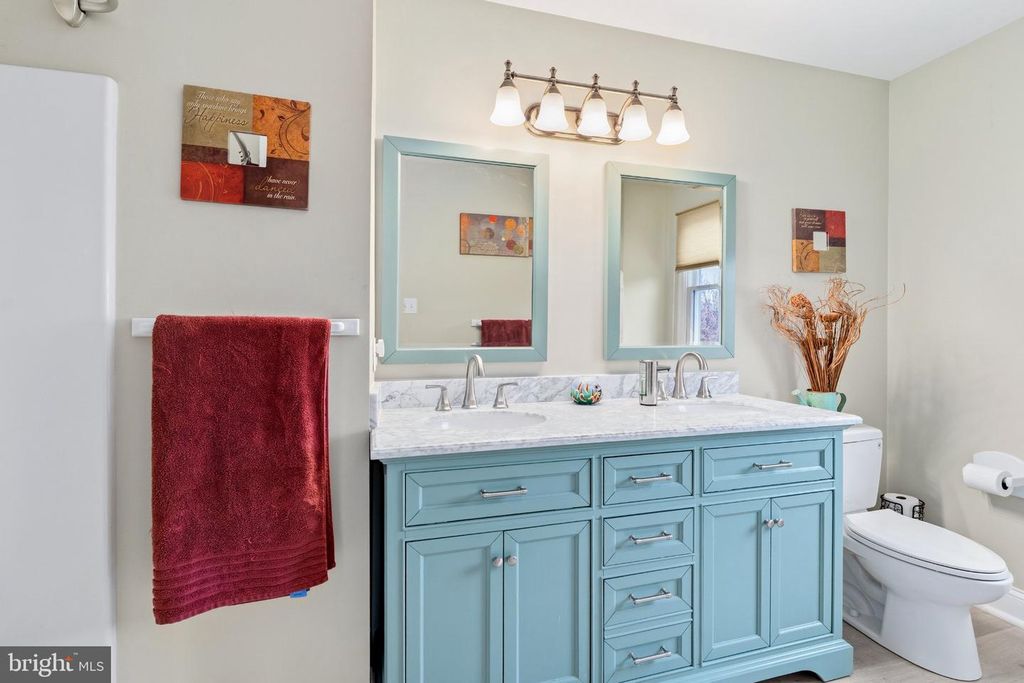 Image 24 of property listing at 2 GREEN MEADOW CT, Newark, DE 19711