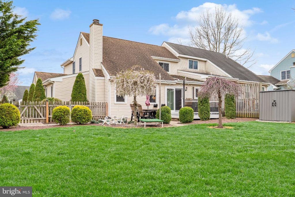 Image 31 of property listing at 2 GREEN MEADOW CT, Newark, DE 19711