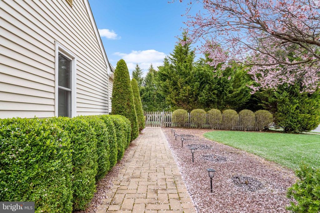 Image 5 of property listing at 2 GREEN MEADOW CT, Newark, DE 19711