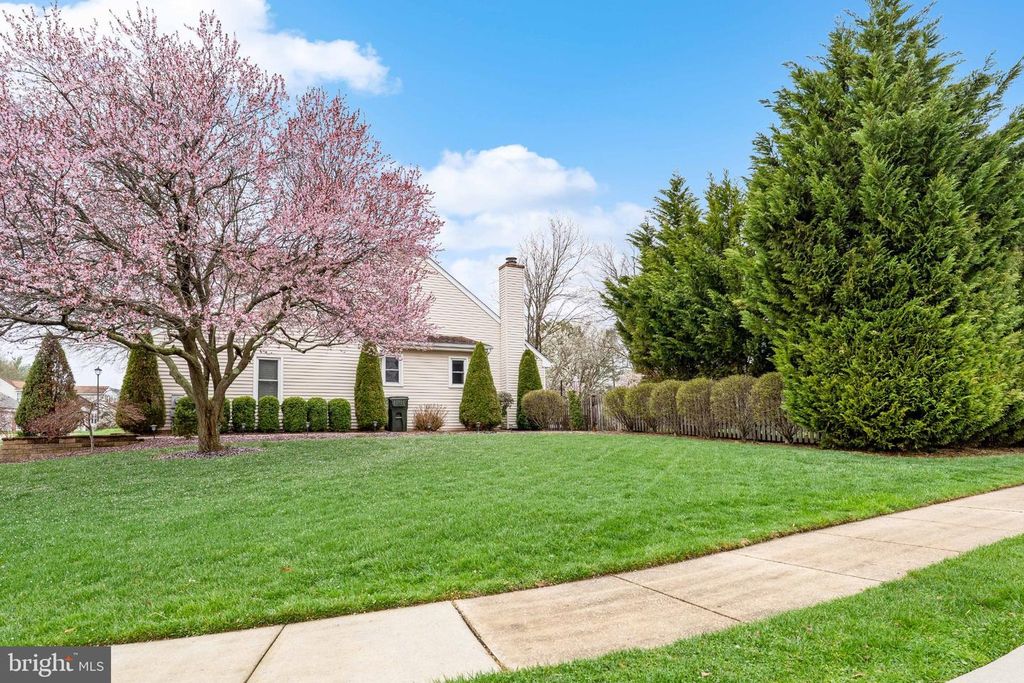 Image 6 of property listing at 2 GREEN MEADOW CT, Newark, DE 19711