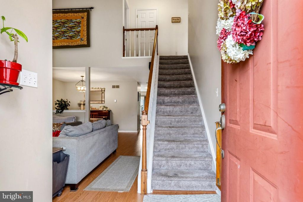 Image 7 of property listing at 2 GREEN MEADOW CT, Newark, DE 19711