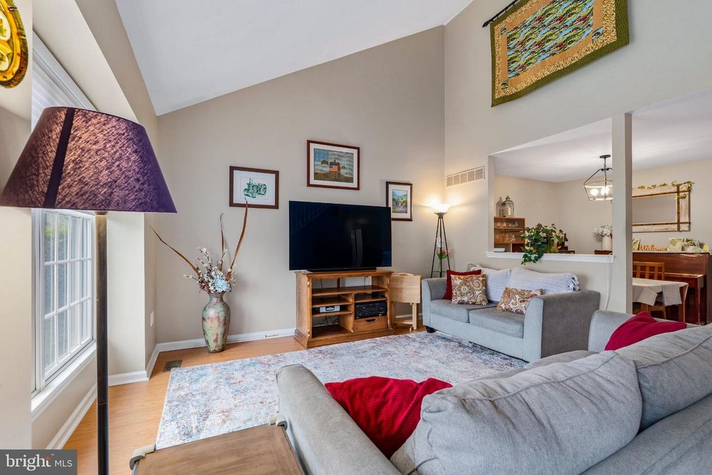 Image 8 of property listing at 2 GREEN MEADOW CT, Newark, DE 19711