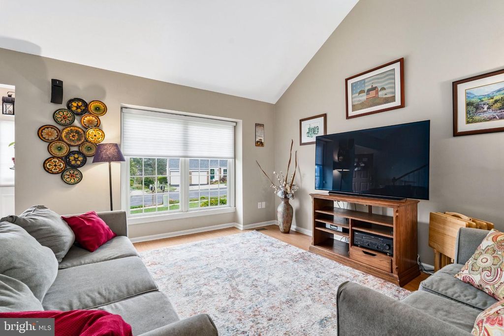 Image 9 of property listing at 2 GREEN MEADOW CT, Newark, DE 19711