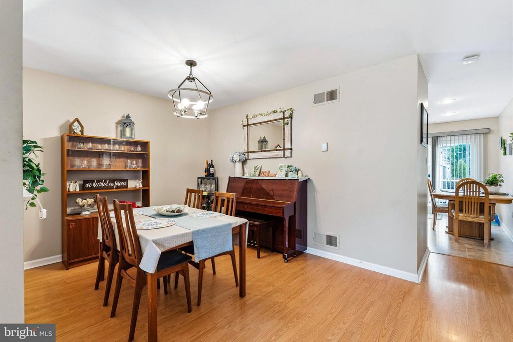 Image 10 of property listing at 2 GREEN MEADOW CT, Newark, DE 19711