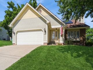 2404 Rocklyn Drive, Urbandale, IA 50322
