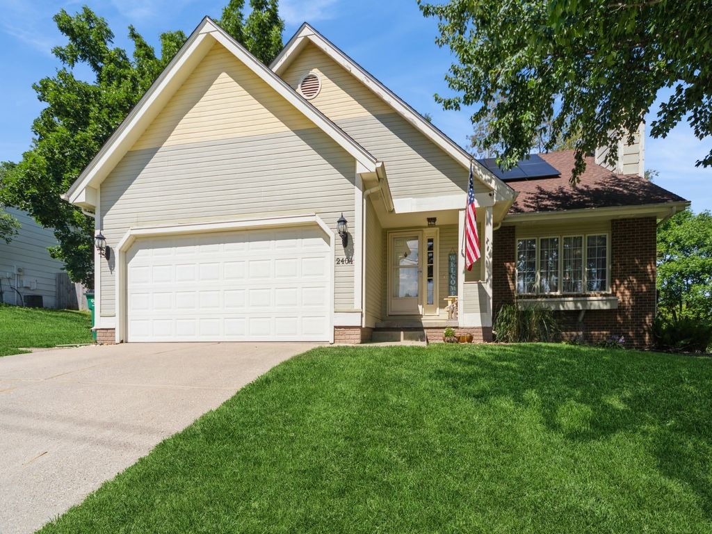 2404 Rocklyn Drive, Urbandale, IA 50322