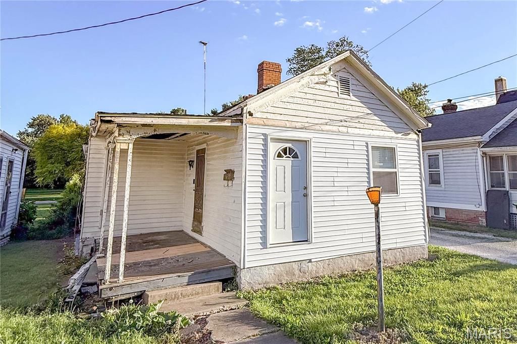 Image 1 of property listing at 321 E Beecher Avenue, Jacksonville, IL 62650