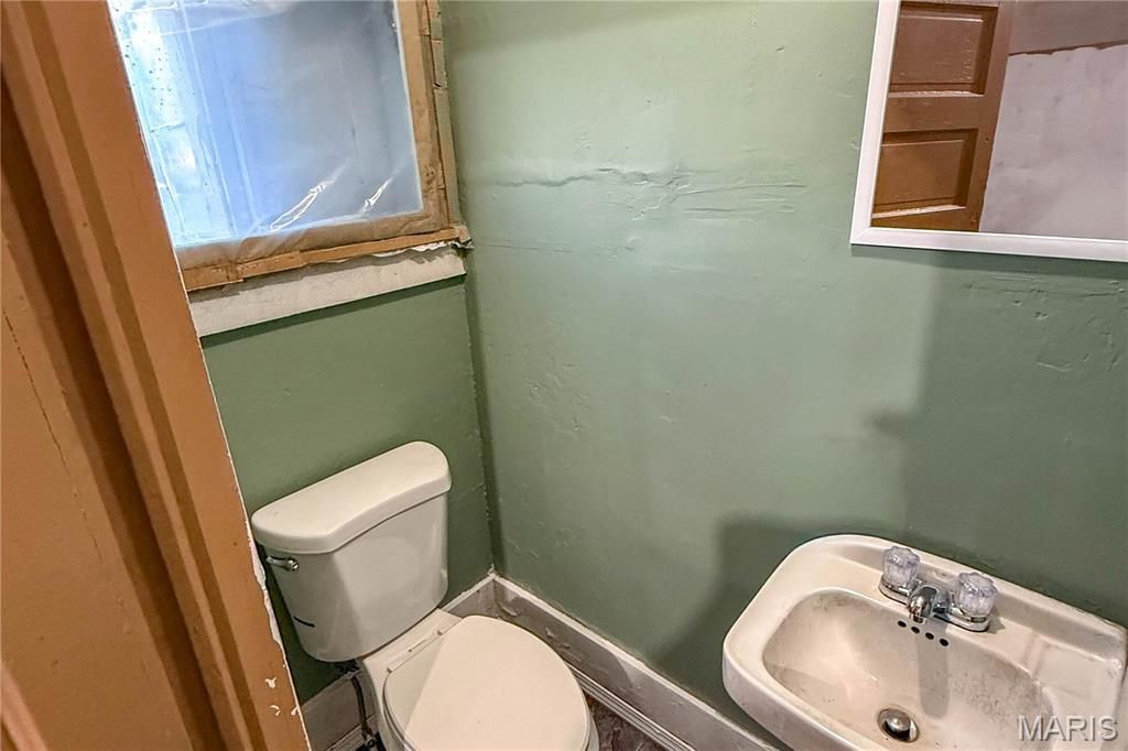 Image 6 of property listing at 321 E Beecher Avenue, Jacksonville, IL 62650