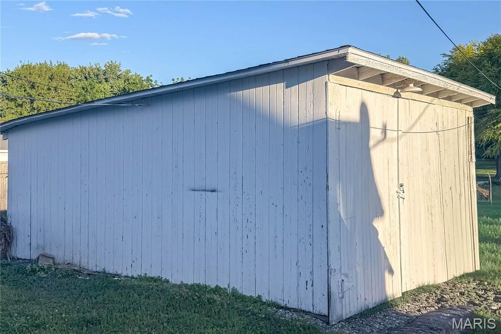 Image 9 of property listing at 321 E Beecher Avenue, Jacksonville, IL 62650
