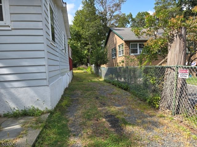 4 Northwestern Trl, Hopatcong Boro, NJ 07843