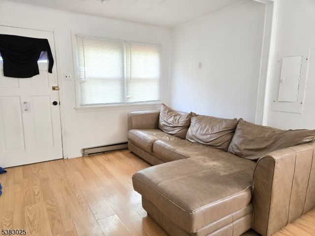 4 Northwestern Trl, Hopatcong Boro, NJ 07843