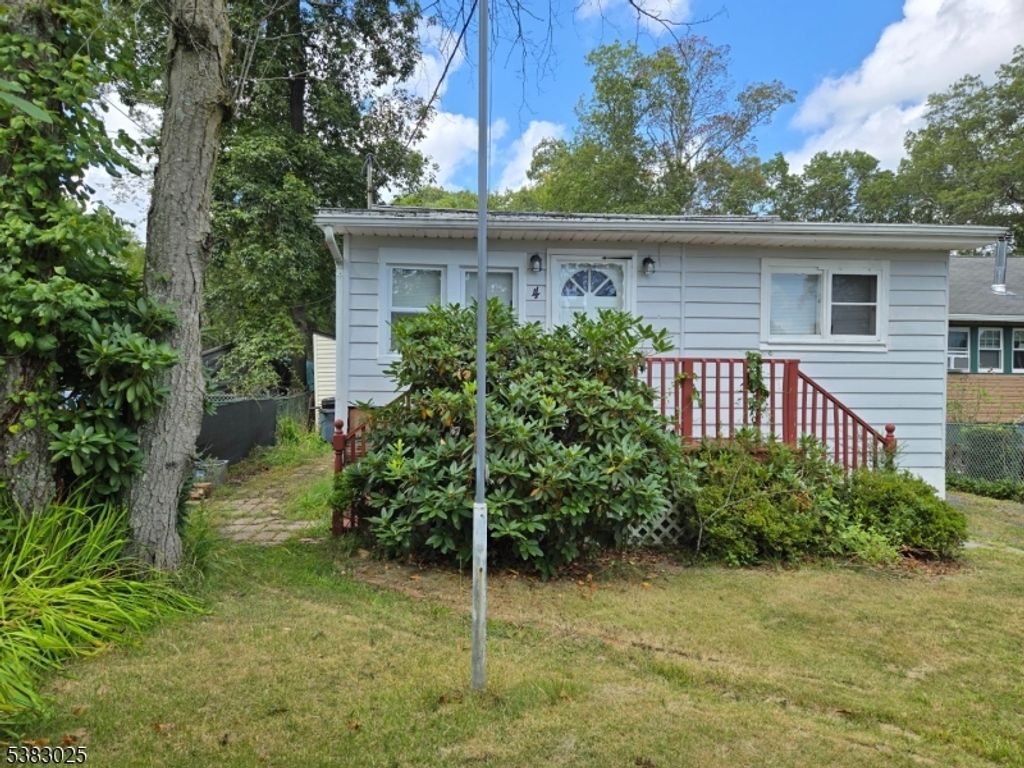 4 Northwestern Trl, Hopatcong Boro, NJ 07843
