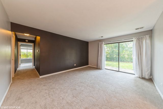 831 E Coach Road 1, Palatine, IL 60074