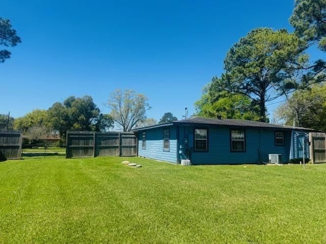 5487 Fairview Dr, Bridge City, TX 77630