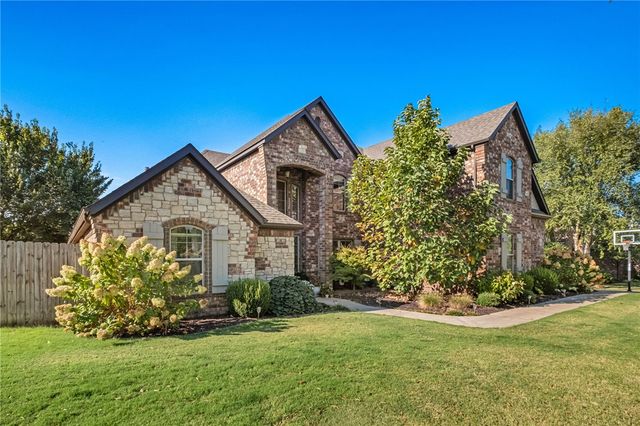 4911 E Sagely Lane, Fayetteville, AR 72703