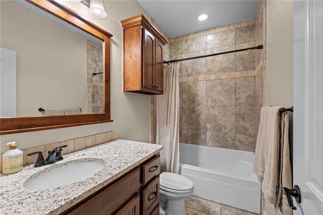 4911 E Sagely Lane, Fayetteville, AR 72703