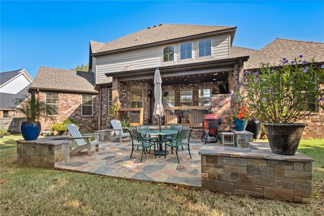 4911 E Sagely Lane, Fayetteville, AR 72703