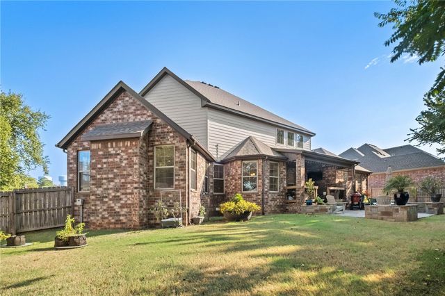 4911 E Sagely Lane, Fayetteville, AR 72703