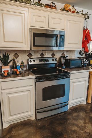 6078 E Line Road, Whitewright, TX 75491