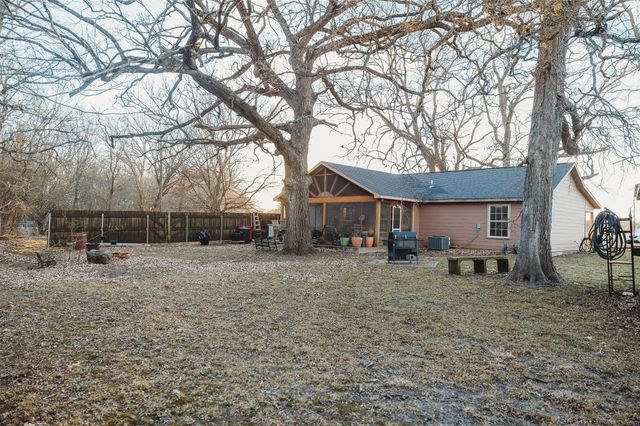 6078 E Line Road, Whitewright, TX 75491