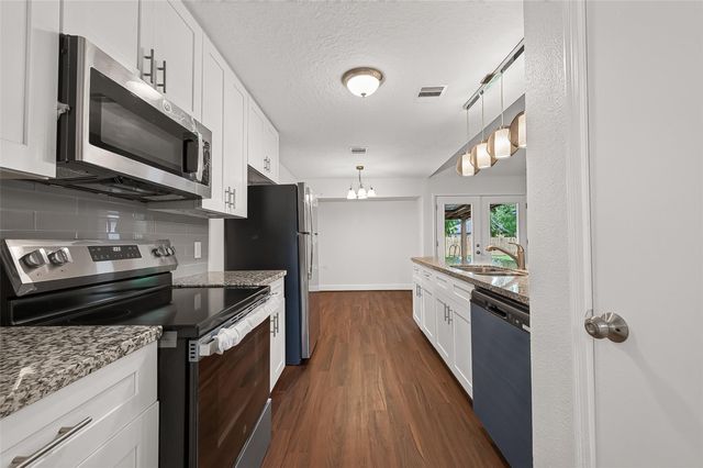 509 Southern Oaks Drive, Lake Jackson, TX 77566