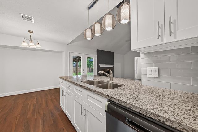509 Southern Oaks Drive, Lake Jackson, TX 77566