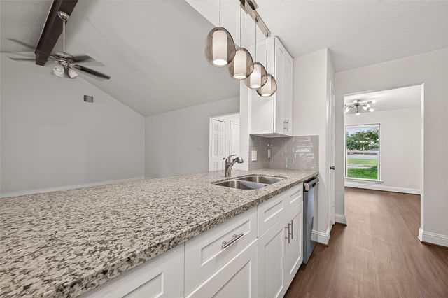 509 Southern Oaks Drive, Lake Jackson, TX 77566