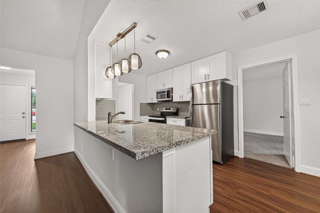 509 Southern Oaks Drive, Lake Jackson, TX 77566