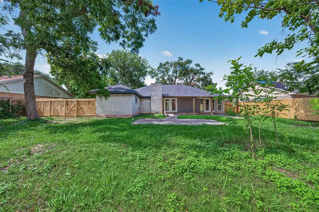 509 Southern Oaks Drive, Lake Jackson, TX 77566