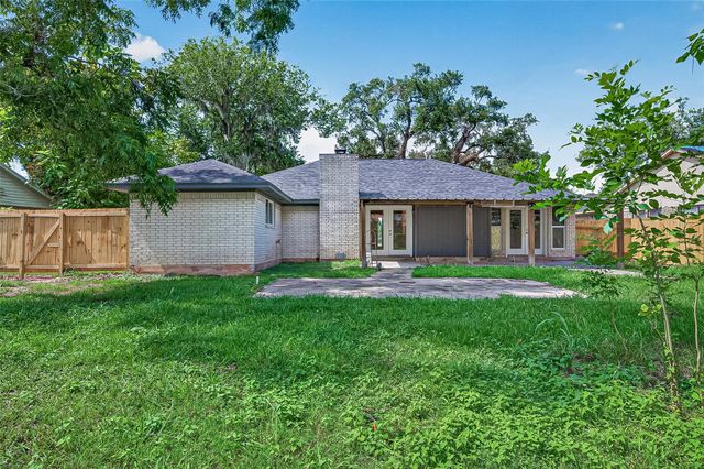 509 Southern Oaks Drive, Lake Jackson, TX 77566