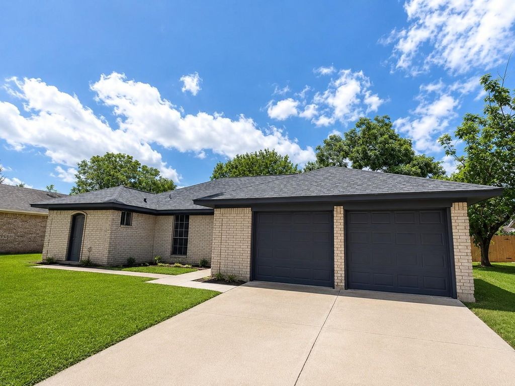 509 Southern Oaks Drive, Lake Jackson, TX 77566