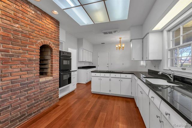 4265 Pine Tree Trail, Bloomfield Hills, MI 48302