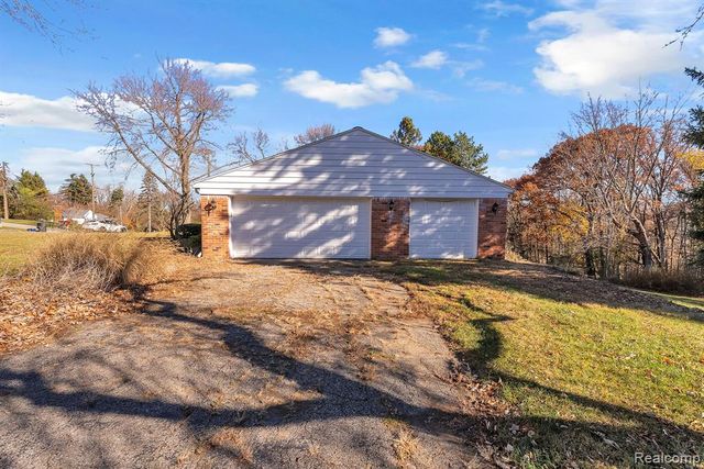 4265 Pine Tree Trail, Bloomfield Hills, MI 48302