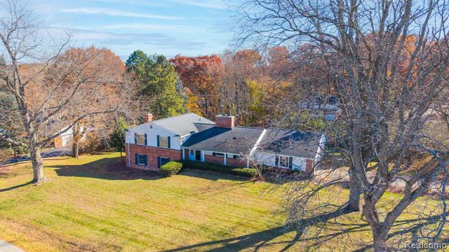 4265 Pine Tree Trail, Bloomfield Hills, MI 48302