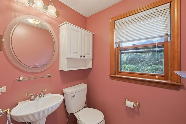 708 Rocky Hill Rd, Plymouth, MA 02360