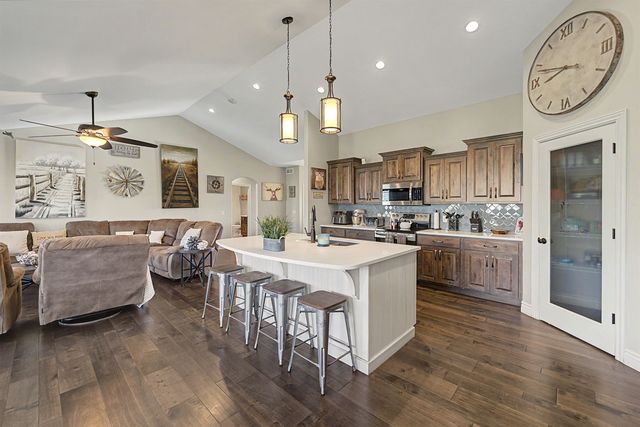 2601 Aberdeen Ln, Salina, KS 67401