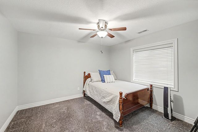 2601 Aberdeen Ln, Salina, KS 67401