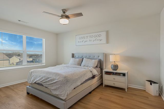 2708 Swarm Ct, Columbia, TN 38401