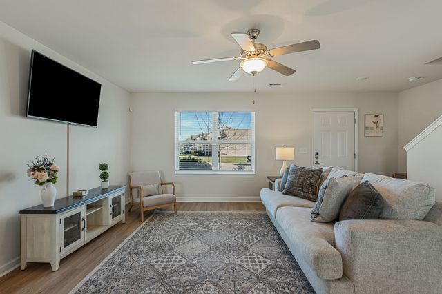 2708 Swarm Ct, Columbia, TN 38401