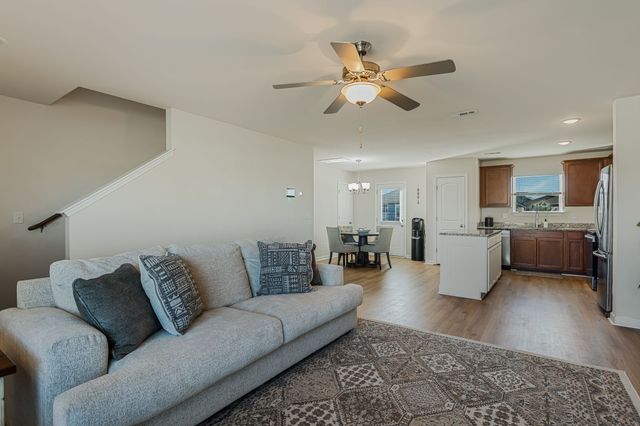 2708 Swarm Ct, Columbia, TN 38401