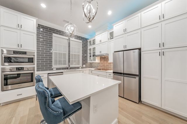 7333 Valley View Lane 902, Dallas, TX 75240