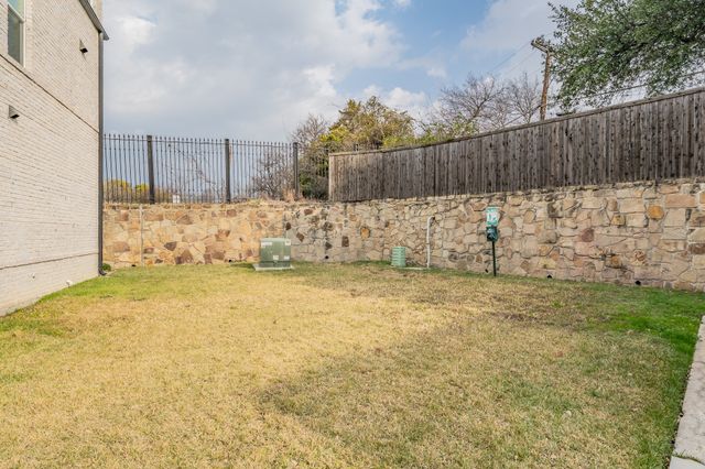 7333 Valley View Lane 902, Dallas, TX 75240
