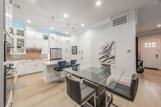 7333 Valley View Lane 902, Dallas, TX 75240