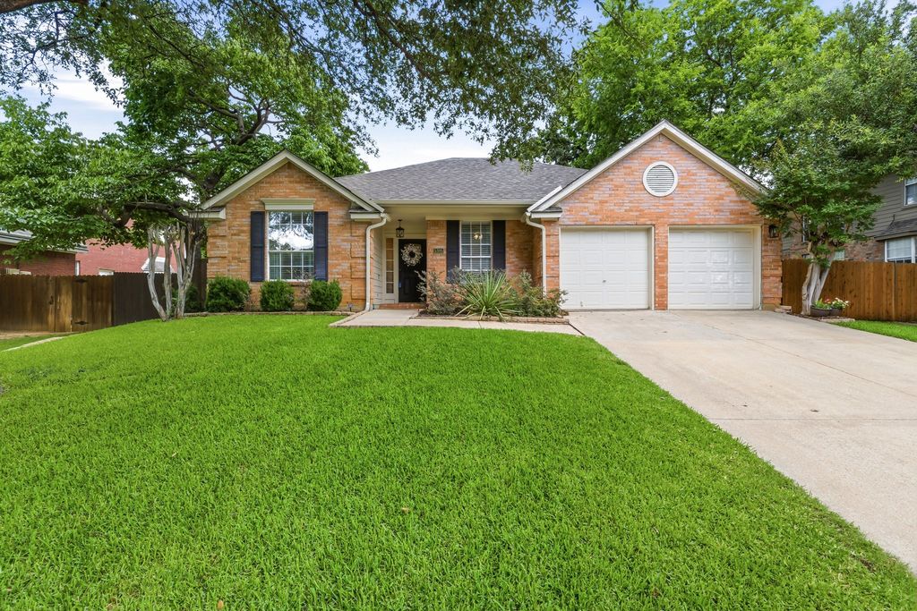 Image 1 of property listing at 5305 Shadow Glen Drive, Grapevine, TX 76051